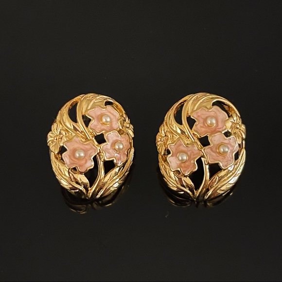 ✨Elegant VTG Engraved Floral Stud Earrings - Picture 1 of 3
